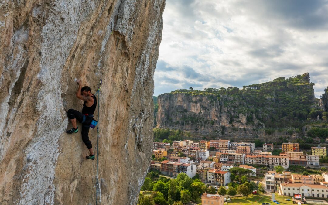 Arrampicate, highline, spettacoli e racconti di sfide e montagna: il programma dell’Ulassai Festival